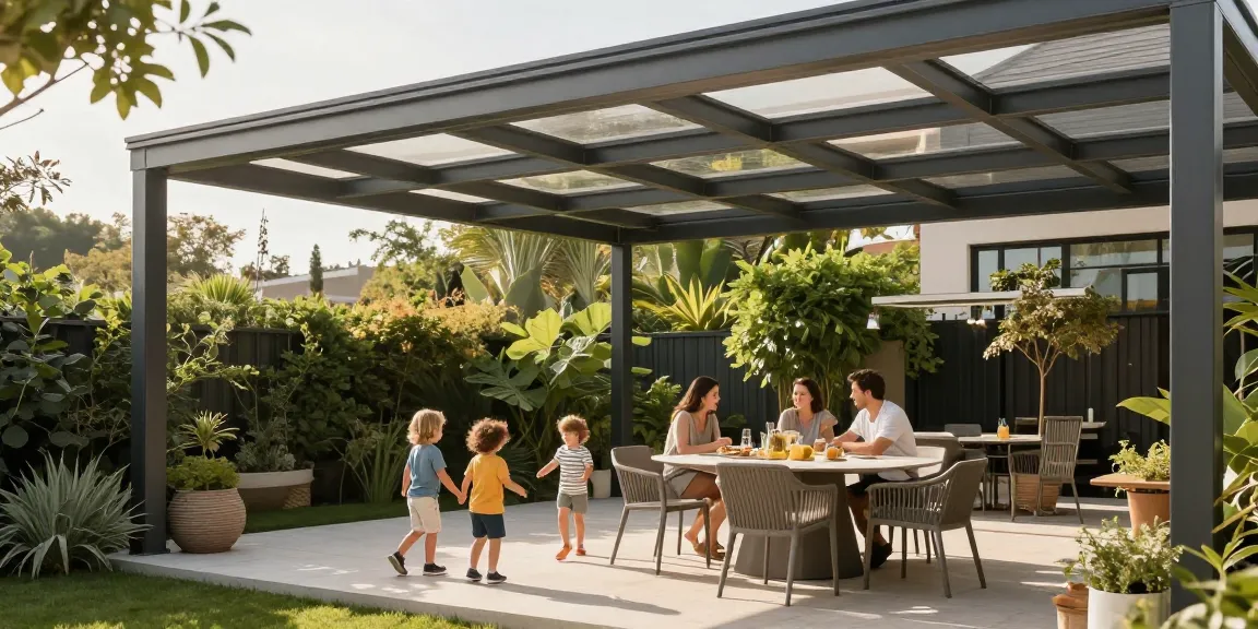 Familie genießt ihren Garten unter einer Terrassenüberdachung, mit stilvollen Möbeln und sonnigem Ambiente.